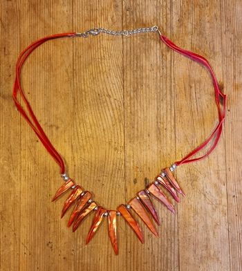 Collier rouge nacré