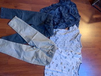 Lot vêtements 2 pantalons, 1 chemise, 2 tee-shirts