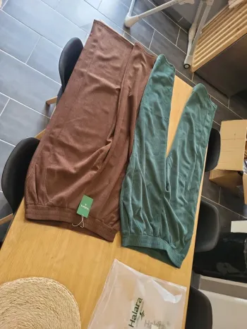 2 Pantalons femme coupe droite taille m et l possible de vendre a l'unité