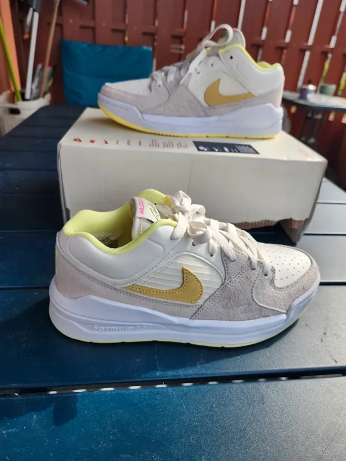 Jordan stadium 90 femme fille taille 36 neuves beige et jaune - photo numéro 2