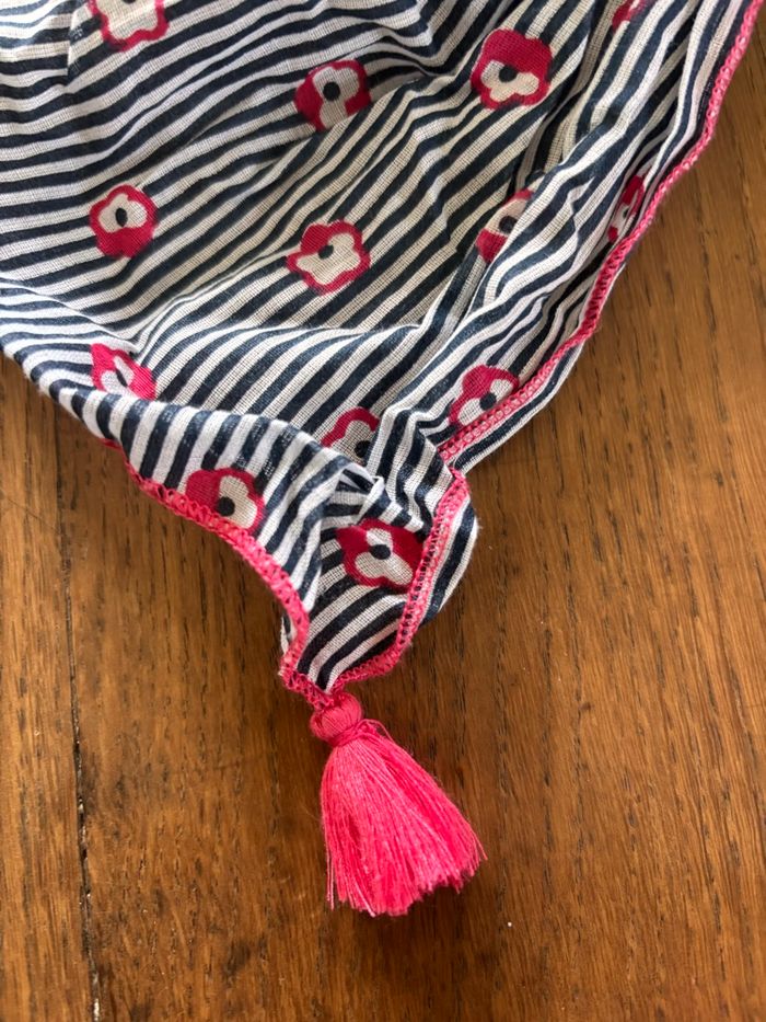 foulard Okaidi neuf aux motifs rayés bleu marine et rose. - photo numéro 2