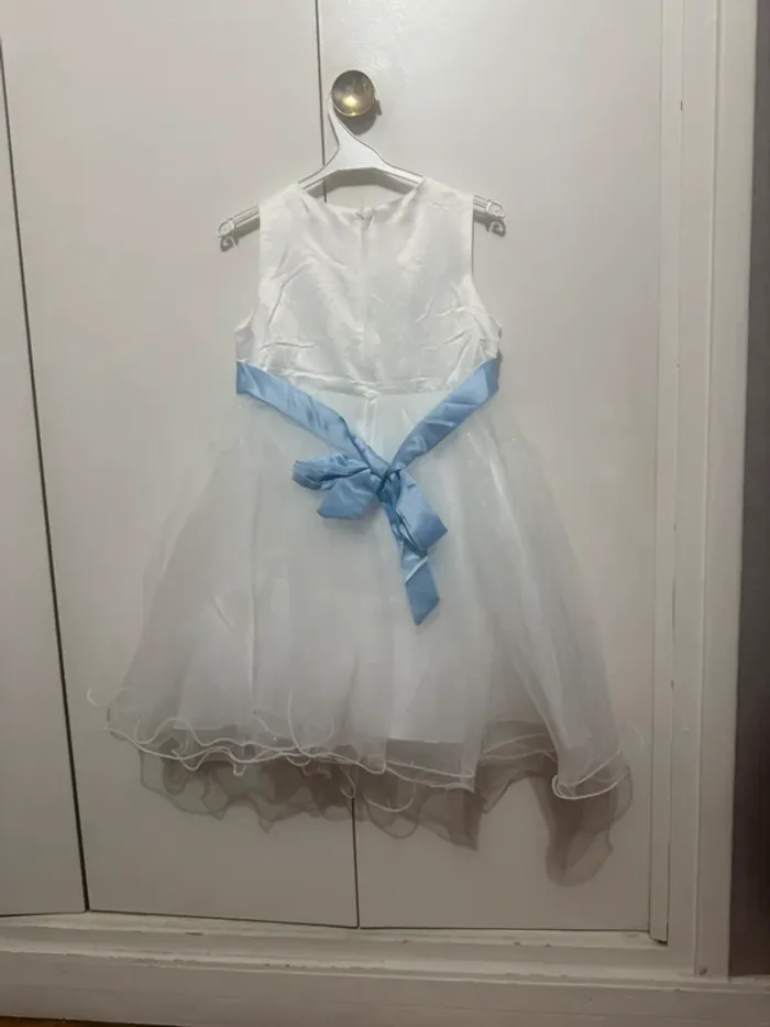 Robe festive blanche à détails bleus - photo numéro 2