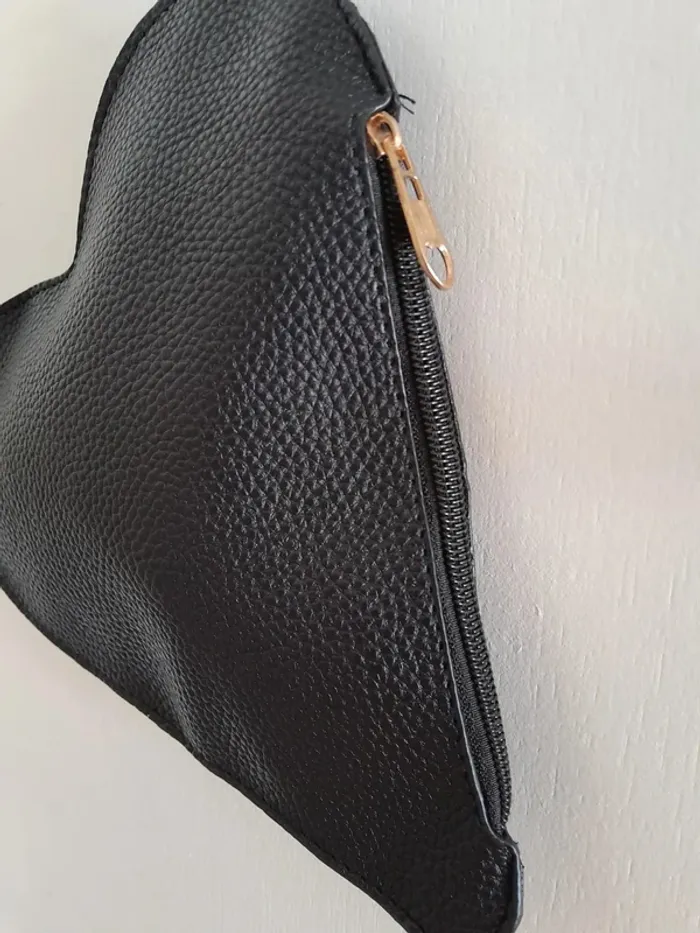 Pochette en forme de coeur, couleur noire, simili cuir - photo numéro 4
