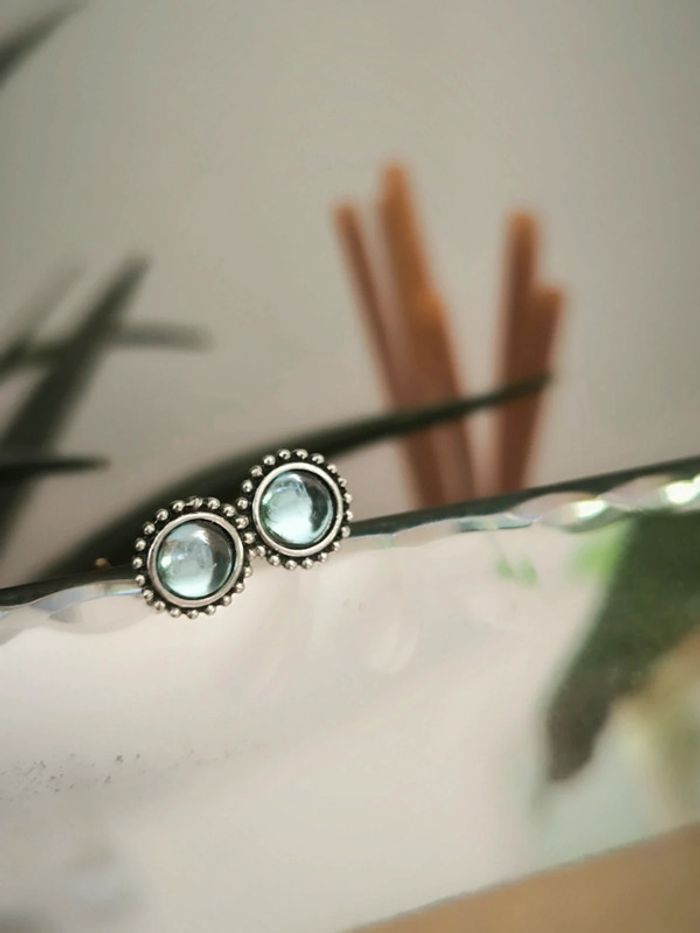 Petites boucles d'oreilles rondes vintage argenté et bleu gris