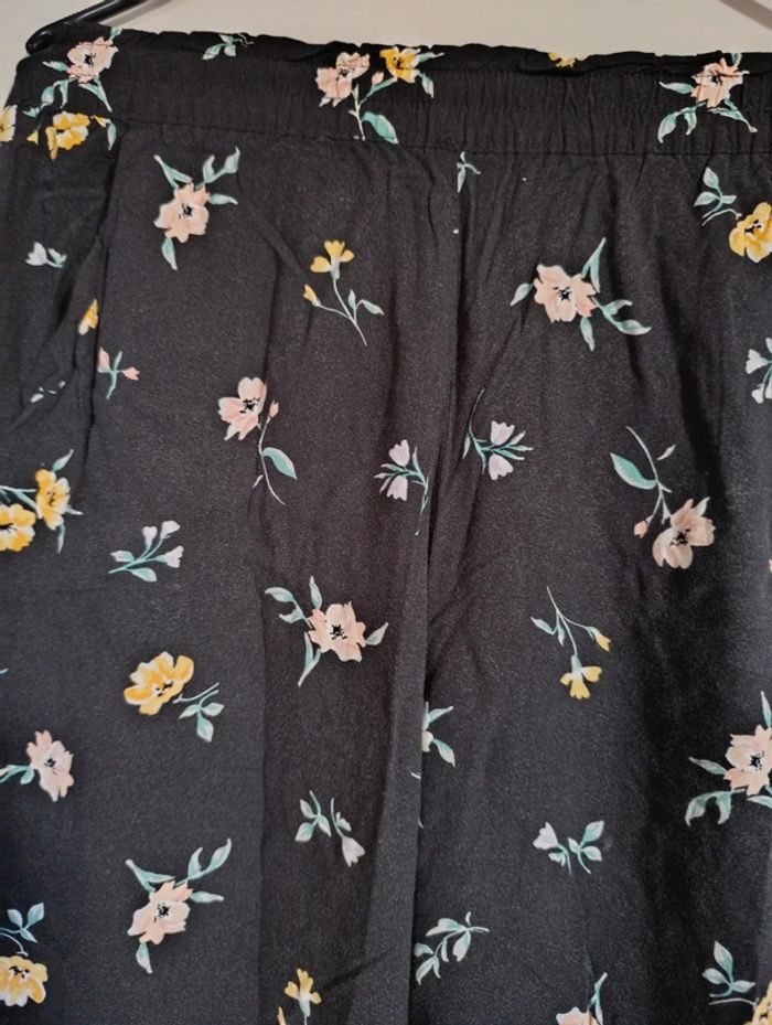 Pantalon fluide H&M noir fleuri taille 40 - photo numéro 2