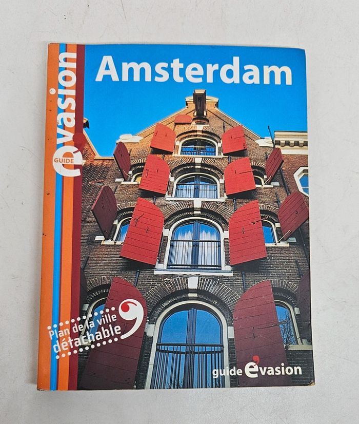 "Amsterdam. Guide évasion".
224 pages.
ISBN : 978.2.01.244322.8