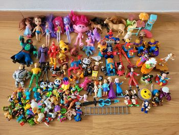 Gros lot jouet figurines accessoires ancien et récent