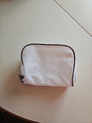 Trousse de toilette blanche