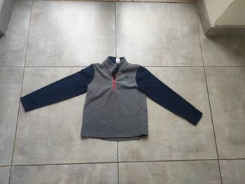Polaire garçon taille 10-11 ans.