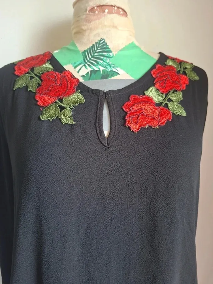 Blouse noir avec broderies fleuries - chic et bohème, neuve, taille XL - photo numéro 2