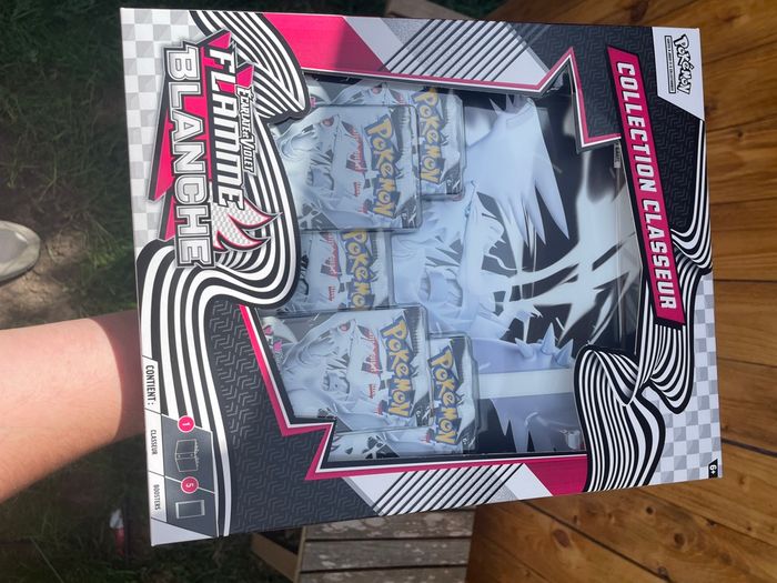 Coffret Classeur Pokémon 10.5 Flamme Blanche - photo numéro 2