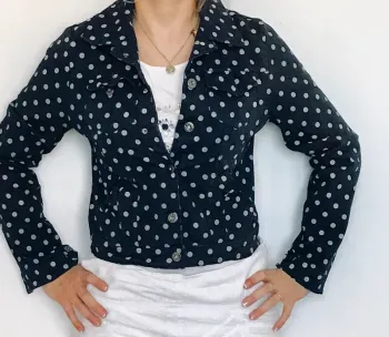 Veste courte bleue marine à pois, hyper moderne !