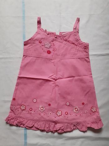 Robe rose petites bretelles motif broderies fleurs