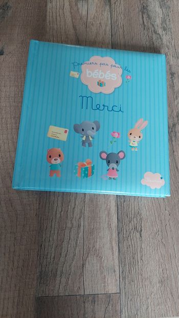 Livre premiers pas pour les bébés Merci