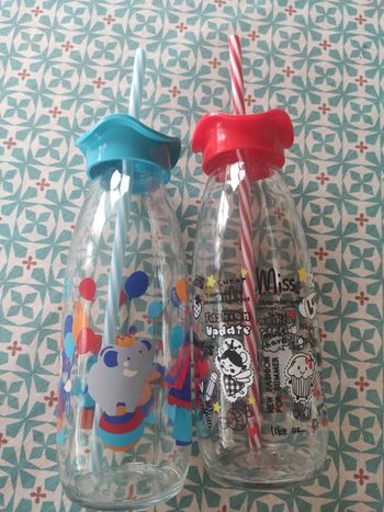 2 gourdes en verre avec pailles