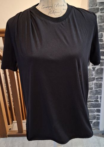 Tee-shirt noir avec le dos transparent et une épaule drapée