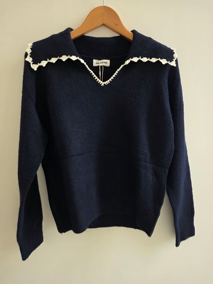 Pull bleu marine in april 1986