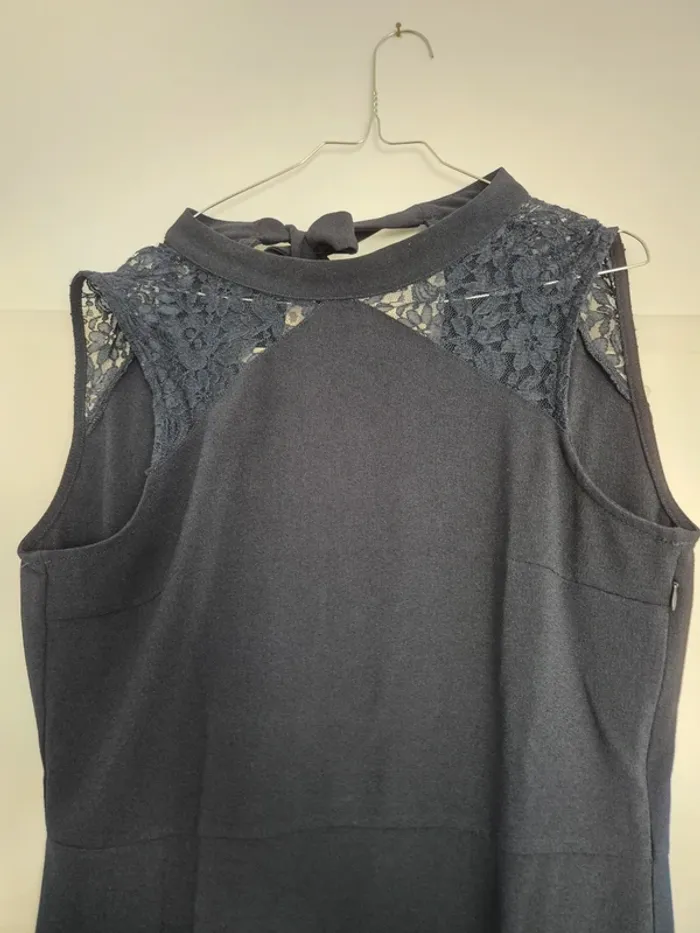Robe de cocktail dos nu et dentelle bleu marine - photo numéro 2