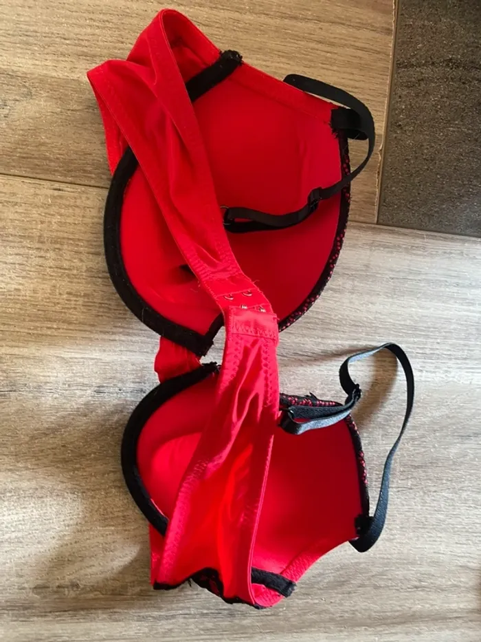Lot 2 soutien-gorge, 95 D. Rouge et noir. - photo numéro 3