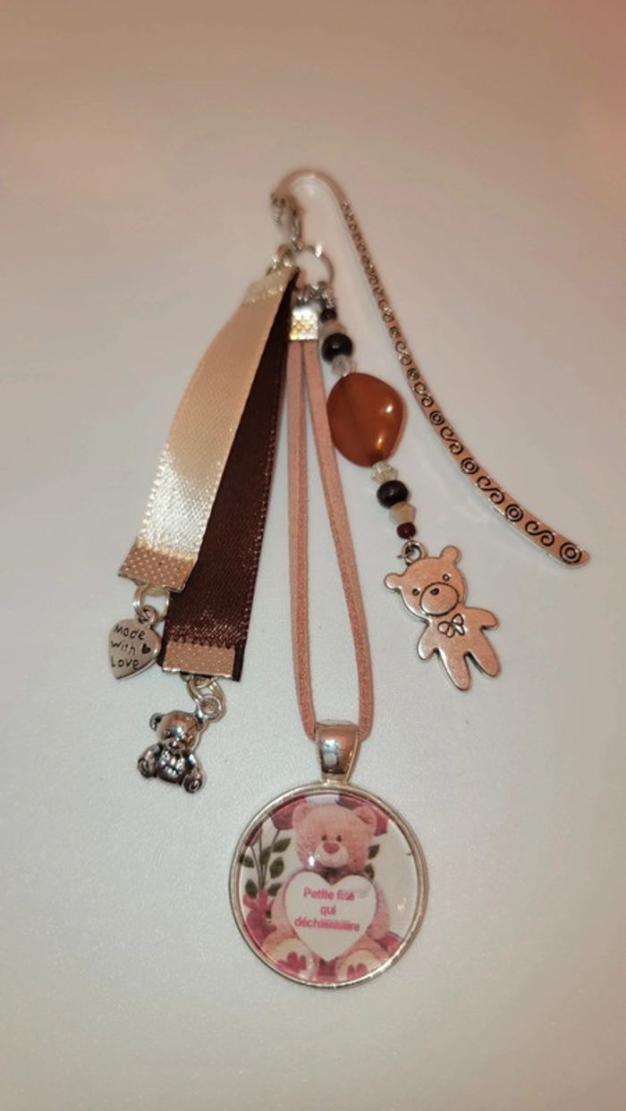 Cadeau petite fille, bijoux de sac ou marque page " petite fille qui dechire"