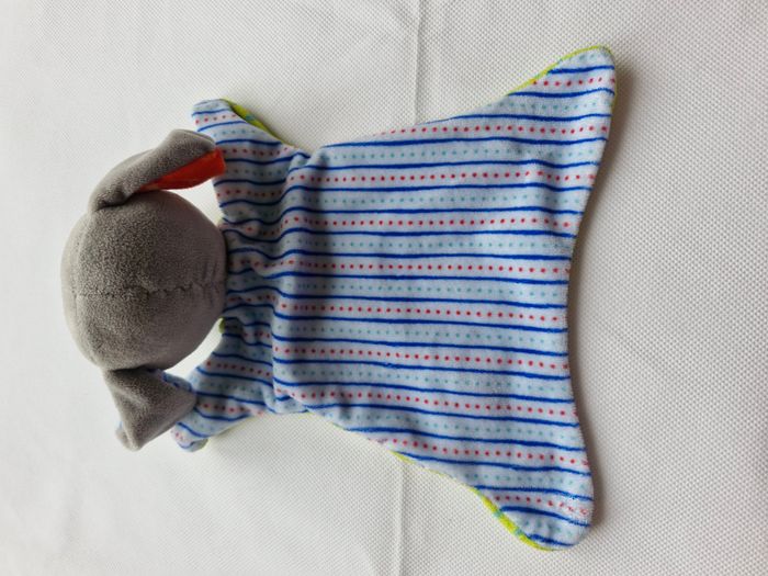 Doudou chien La Nina vert à pois bleus rayures bleues et rouges broderie fleur - photo numéro 4