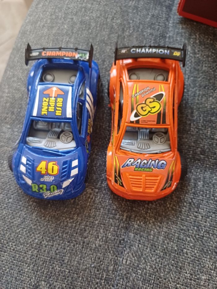 Lot de 2 petites voitures
