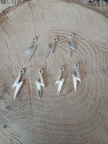 Lot de 16 pendentifs éclaires argenté