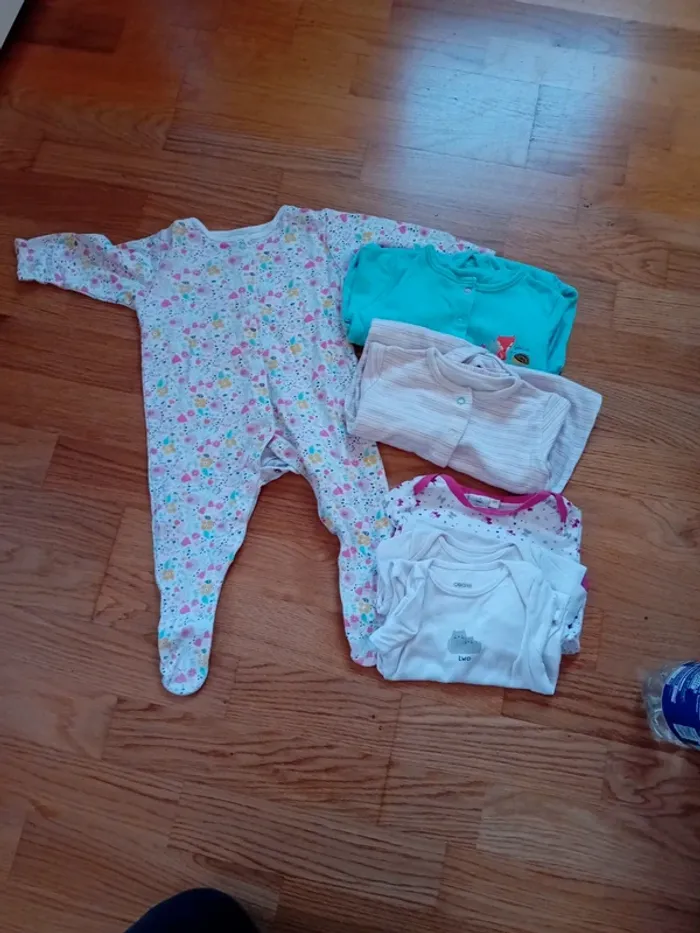 Pyjamas et bodys t 6/9 mois