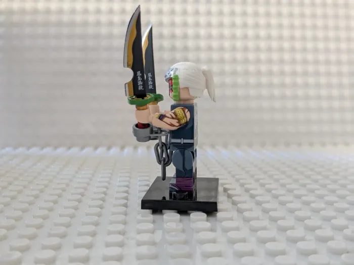Figurine Demon Slayer : Tengen Uzui, style lego - photo numéro 2