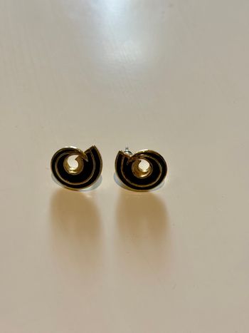 Boucles d’oreilles noir et or en forme de tourbillon