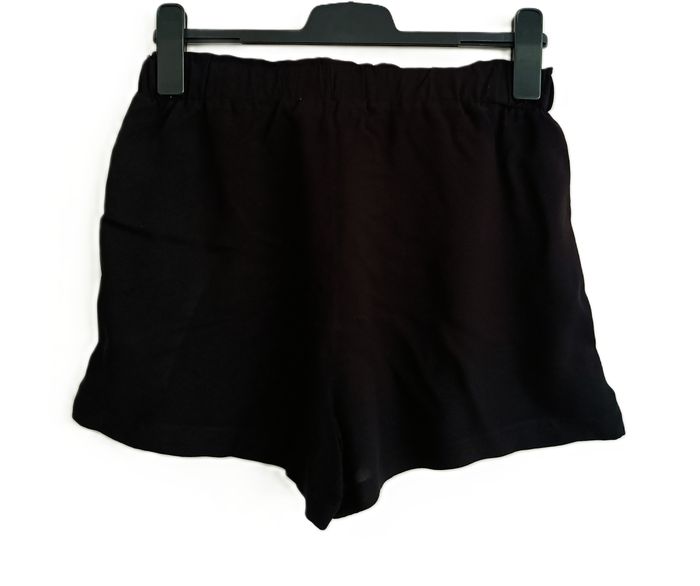 Short noir avec ceinture à nouer. Primark. Taille 40 / 42 - photo numéro 3