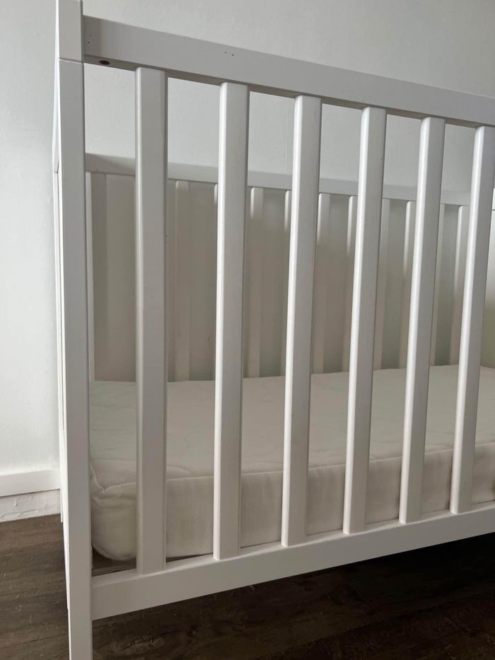 Lit + matelas bébé IKEA - photo numéro 3