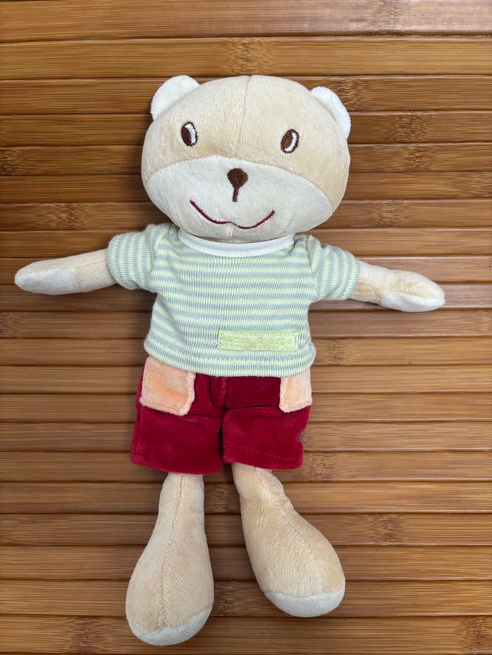 Doudou ours short rouge maillot vert sucre d orge