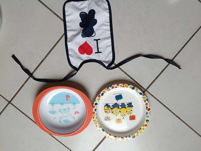 Lot de deux assiettes repas bébé et un bavoir neuf