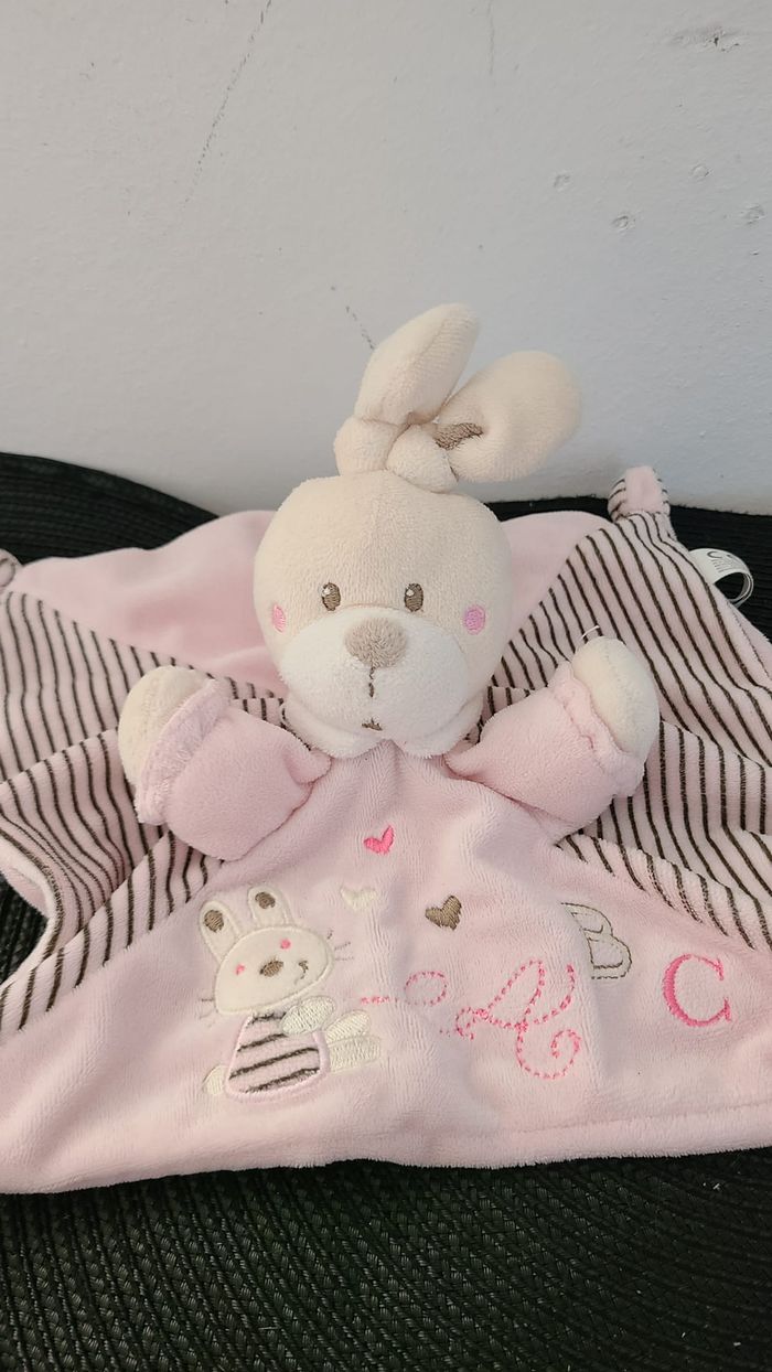 Doudou plat lapin rose rayé attache tétine ABC NICOTOY - photo numéro 3