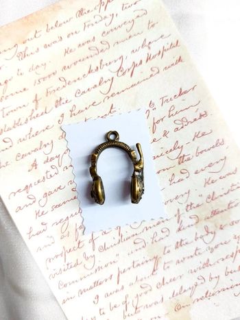 Magnifique pendentif casque audio geek couleur bronze style alternatif