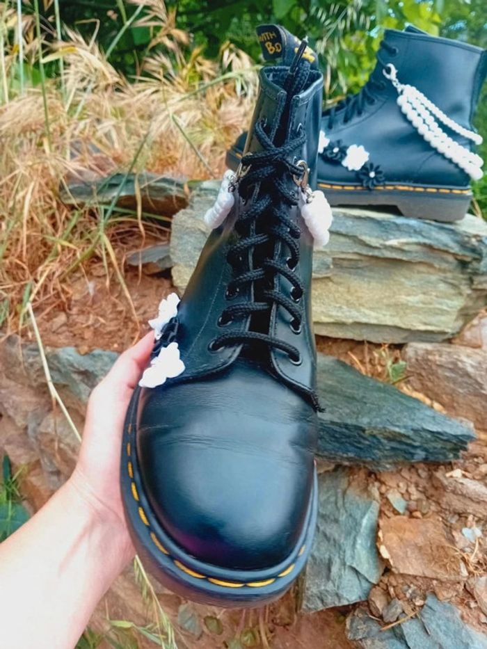 Dr. Martens noir made in England 🇬🇧 custom chic perles et fleurs uk7 40 - photo numéro 3