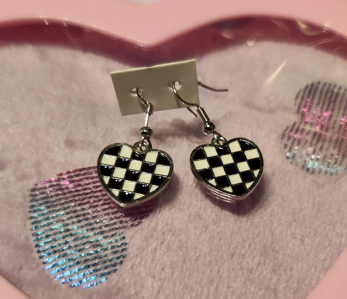Cœurs noirs et blancs métal en boucles d'oreilles