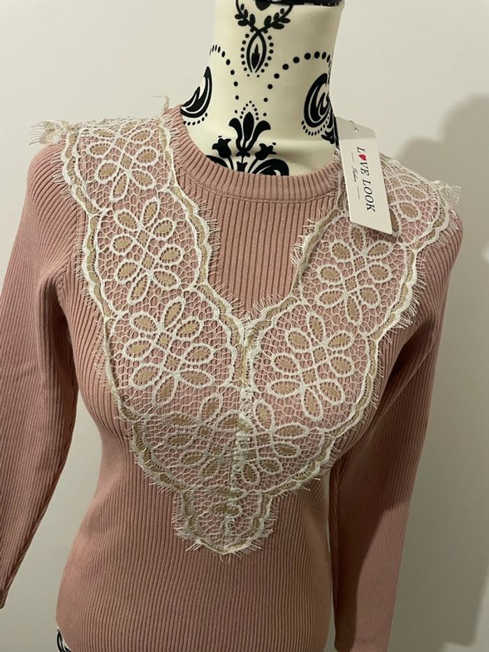 Pull neuf à manches longues rose à dentelle blanc et beige devant Love Look taille S / M - photo numéro 3