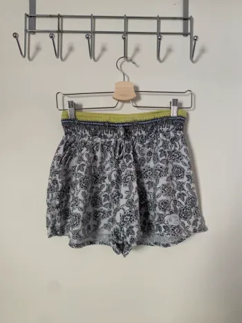 Short blanc à motifs fleurs Banana Moon taille M