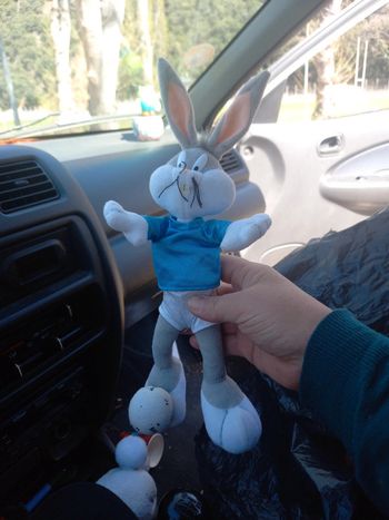 Peluche 30cm env bugs bunny qui joue au foot le ballon est effacé