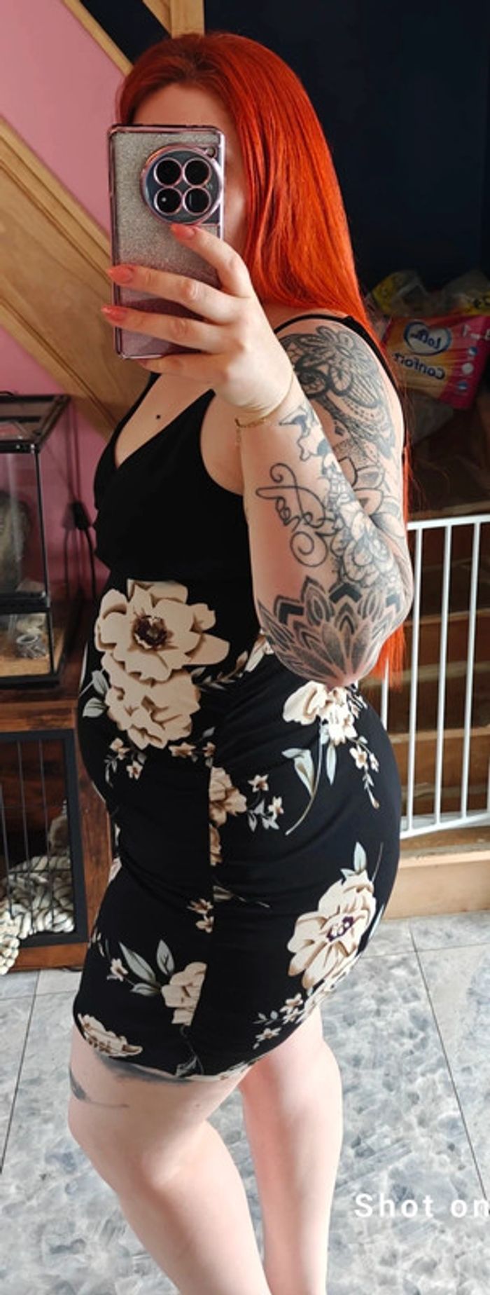 Belle robe courte fleurie moulante - photo numéro 2