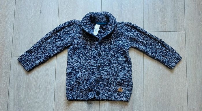 Tres beau pull bleu marine et blanc. Garçon 2 ans 1/2. Marque C&A
