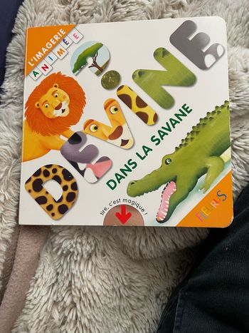 Livre devine dans la savane