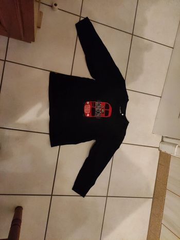 1 sweat avec capuche et un tee shirt 8 ans