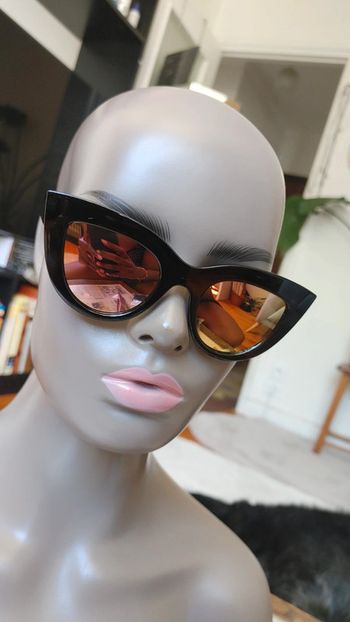 Lunettes de Soleil verre rose orangé monture noir allongé