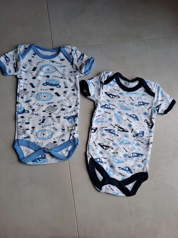 Lot de 2 bodys manches courtes 6-9M - neufs
