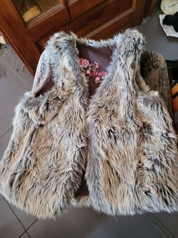 Veste sans manches poilue 8 ans vinyl fraise