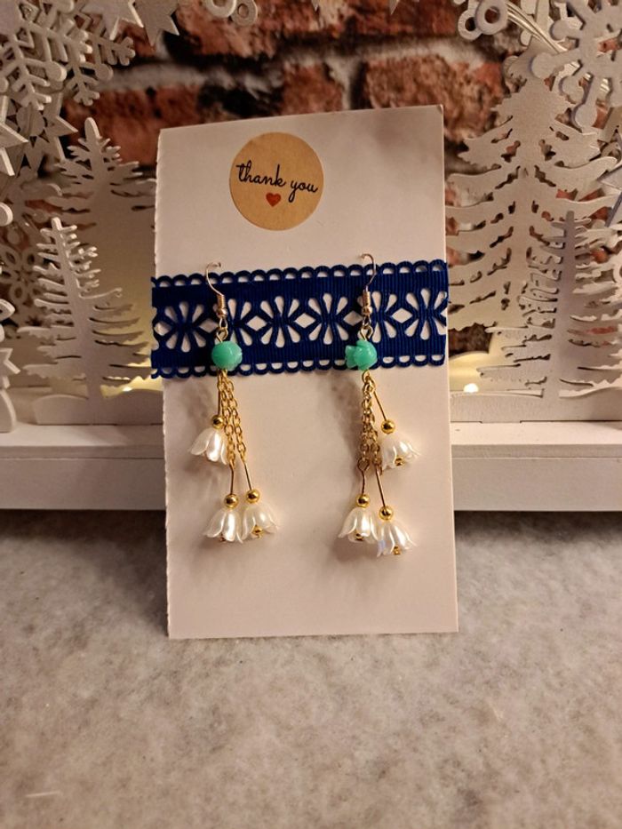 Boucles d'oreilles pendante blanches et vert lagon