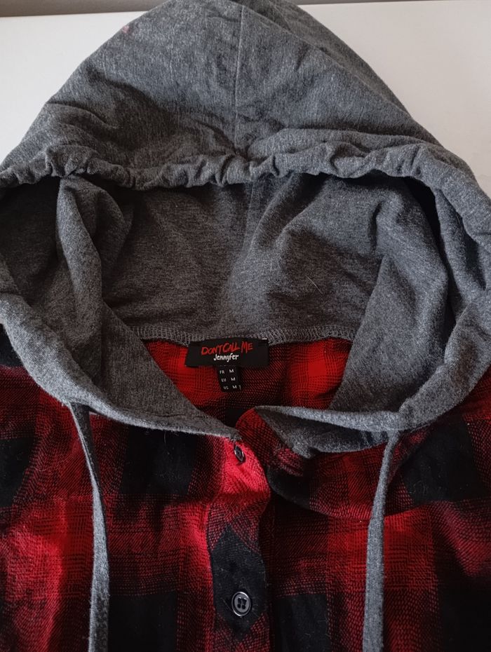 Chemise avec capuche et 2 poches . Taille M .Coton carreaux  rouge et noir . Jennyfer. État neuf - photo numéro 10